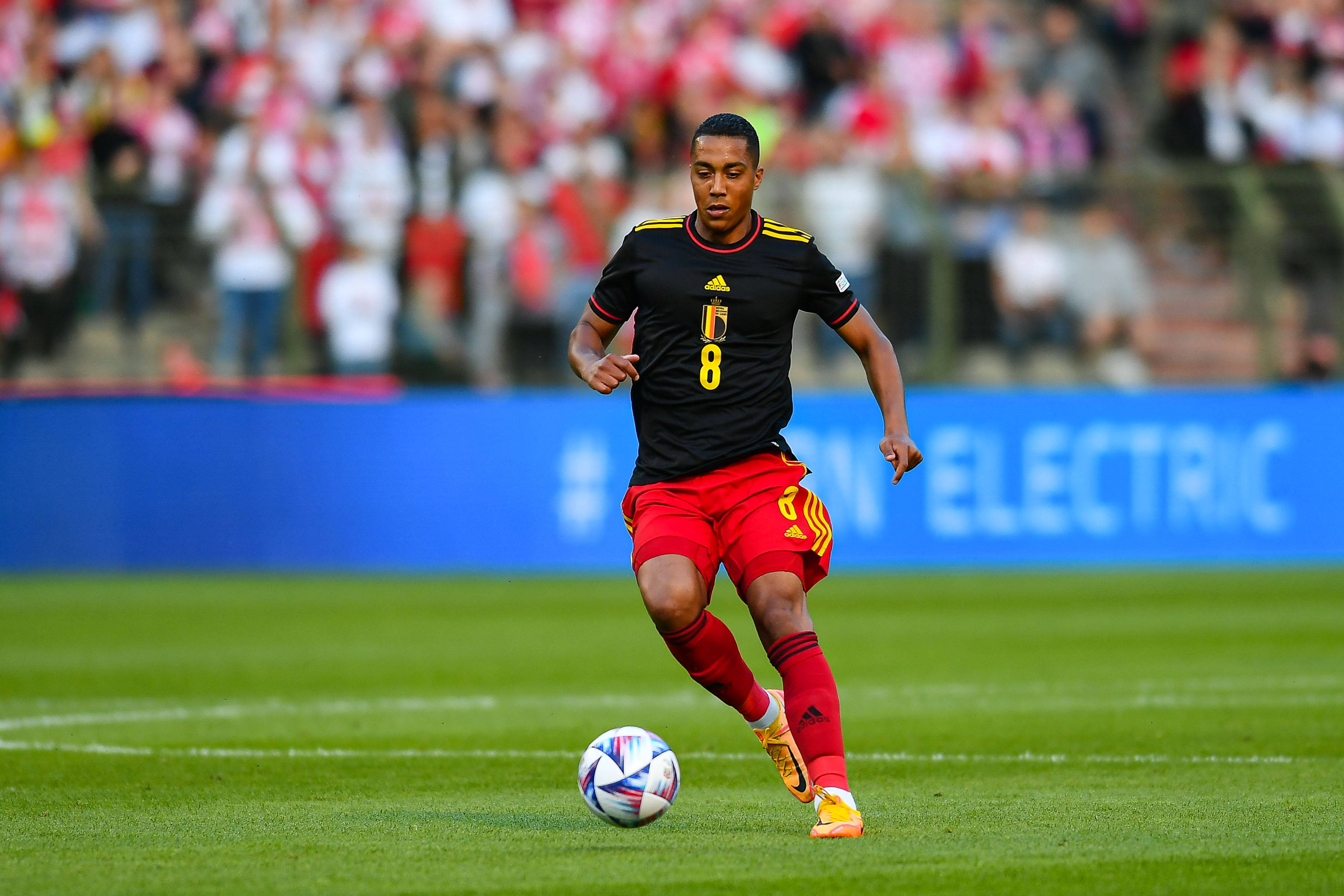 开云官方在线 - 莱万多夫斯基巅峰对决，德布劳内与30激战C9分钟，绝杀胜负难料！